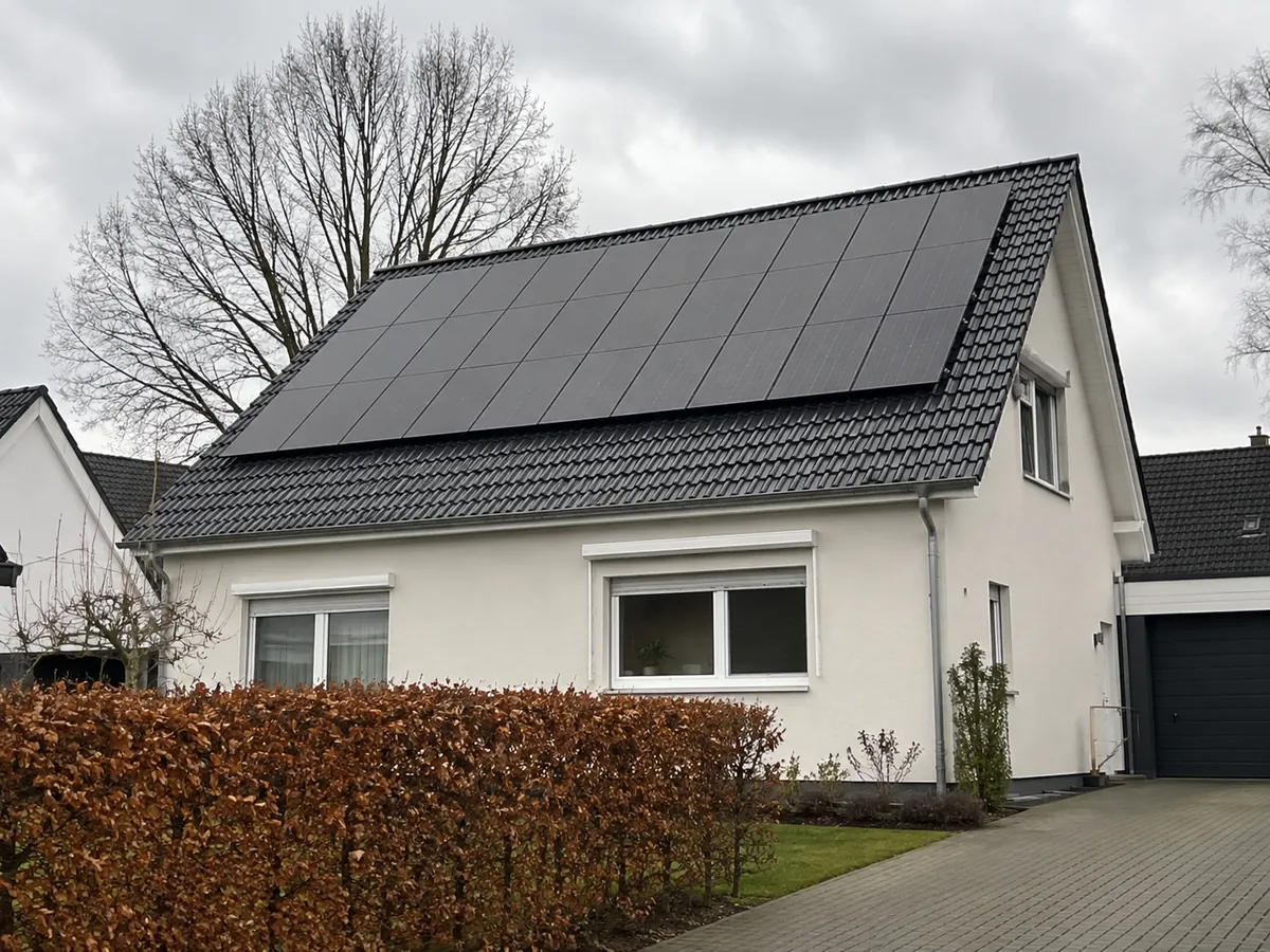 Einfamilienhaus in Norddeutschland mit Photovoltaikanlage auf dem Satteldach