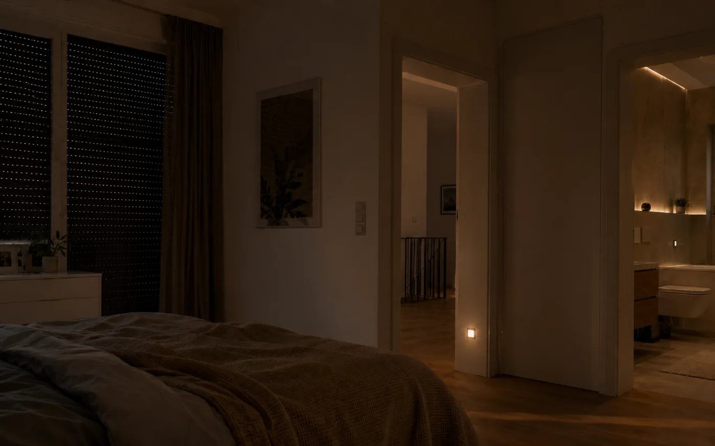 Dasselbe Schlafzimmer bei Nacht: Rollladen geschlossen, nur das Nachtlicht brennt