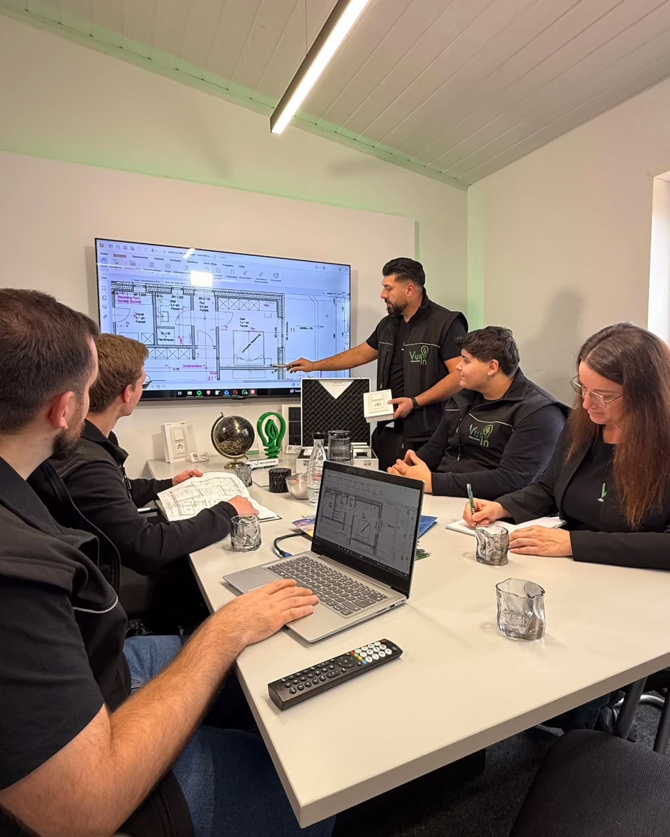Team von VurIn Elektrotechnik bei der Anlagenplanung am Grundriss im B&uuml;ro
